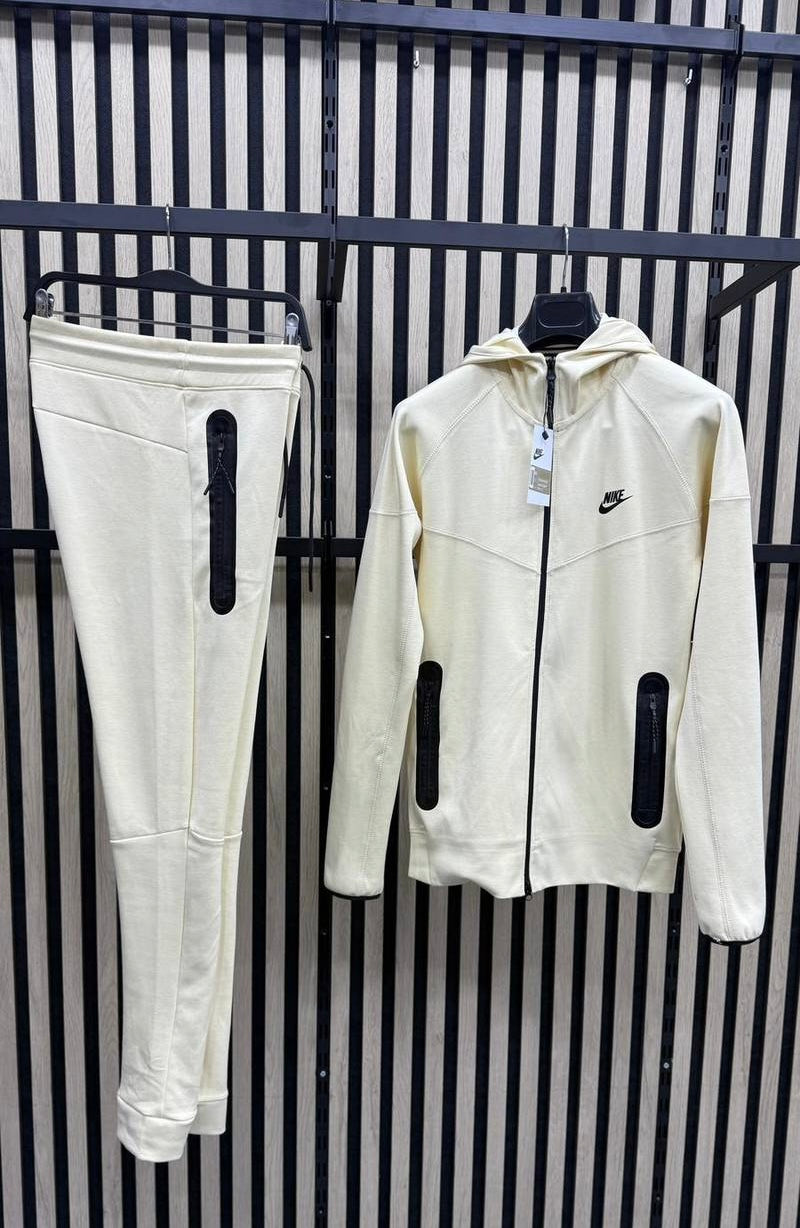 NIKE - TECH X CR7