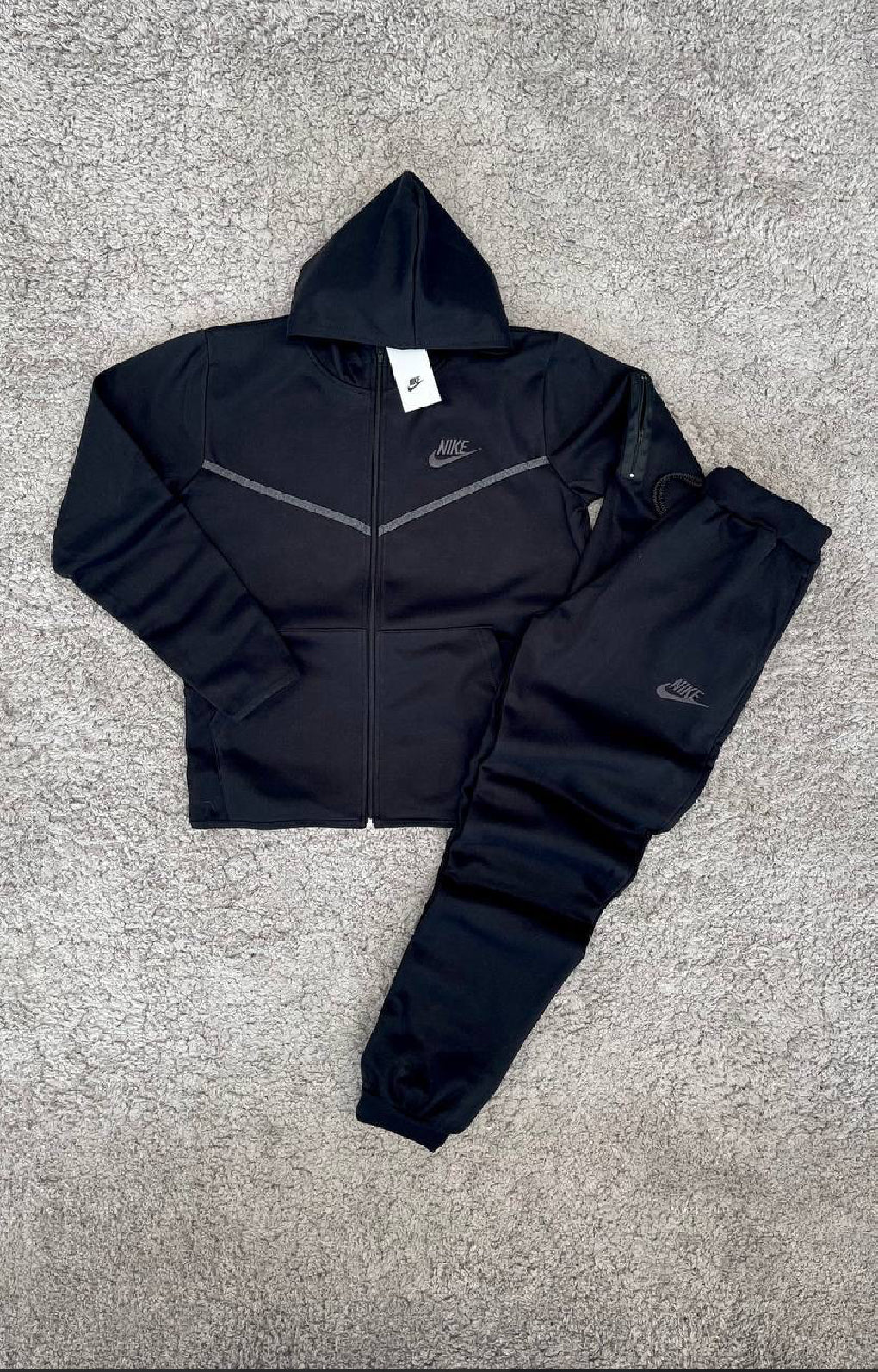 NIKE - TECH FLECEE (Opciones)