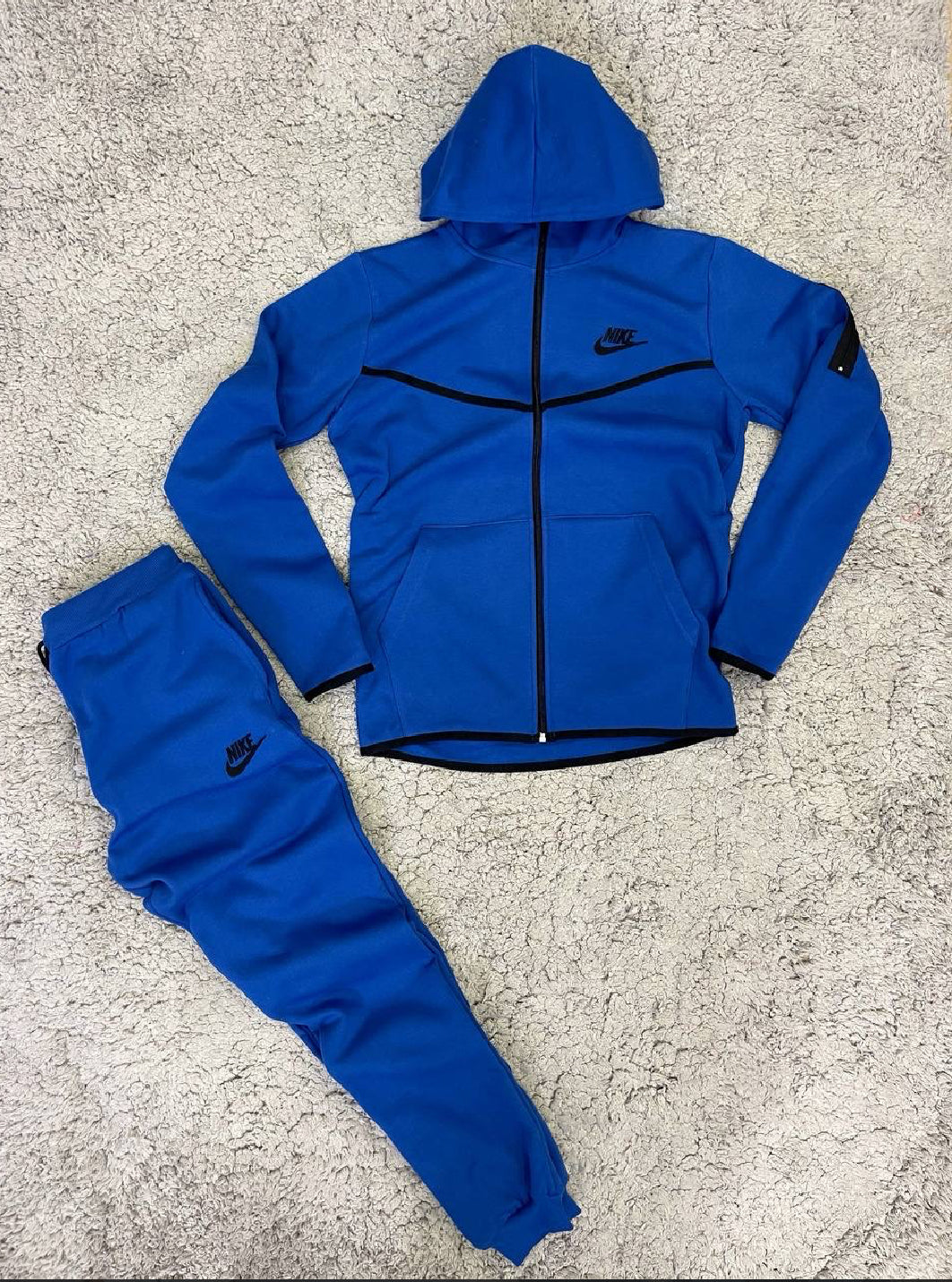 NIKE - TECH FLECEE (Opciones)
